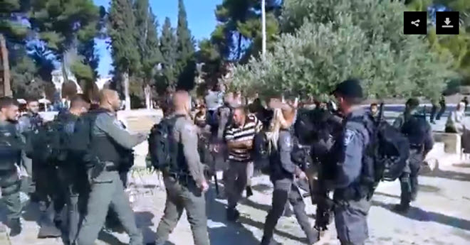 بالفيديو : الاحتلال يهاجم عشرات المصلين في الأقصى