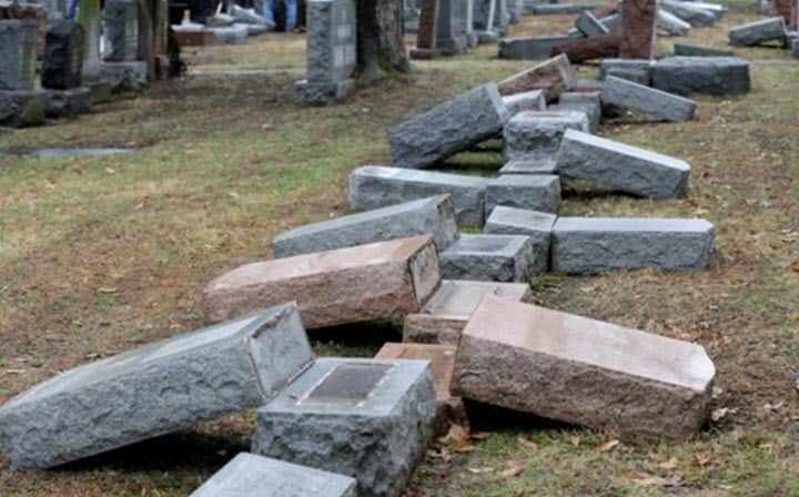 مسلمون أمريكيون يجمعون تبرعات بالأف الدولارات لإعادة إحياء وترميم مقبرة يهودية في ولاية ميسوري الأمريكية