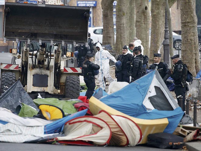 الشرطة الفرنسية متهمة بسرقة البطانيات من المهاجرين في شوارع باريس