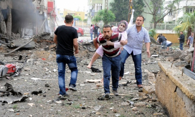 جانب من مخلفات الانفجار في بلدة ريحانلي التركية بالقرب من سوريا 