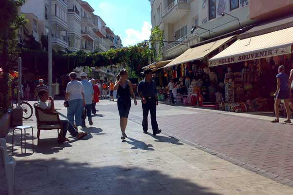 سياح في مدينة أنطاليا التركية