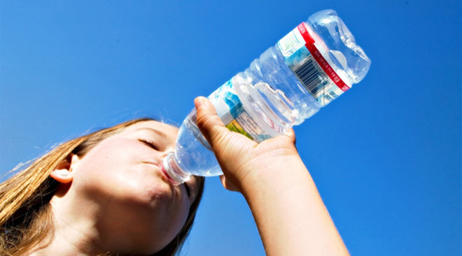 الزجاجات البلاستيك قد تسرب مواد كيميائية للماء