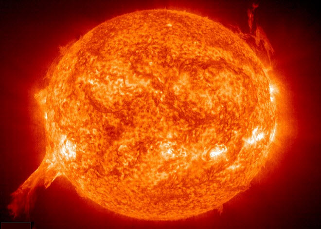  ويعتقد العلماء إن الشمس سوف تصبح في نهاية المطاف ساخنة جداً بحيث لا حياة على الأرض سوف تبقى على قيد الحياة،