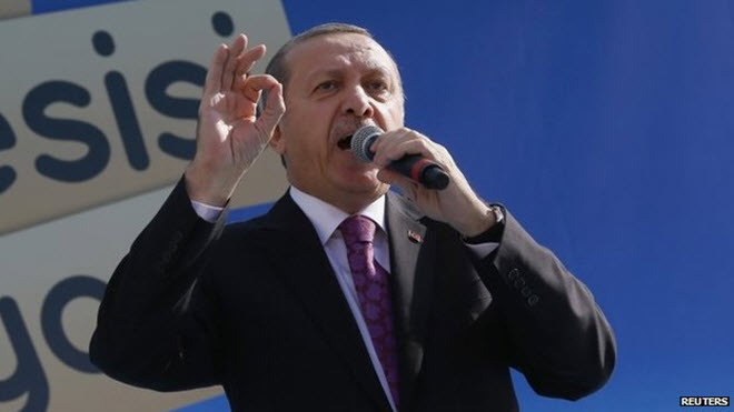 يُتهم أردوغان بأن له ميولا سلطوية، لكنه لا يزال يتمتع بشعبية كبيرة في تركيا عند العناصر المتشددة.