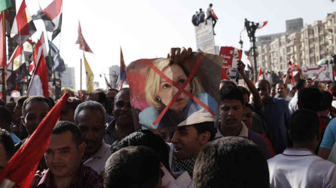 خرجت الجماهير المصرية مطالبة برحيل أن باترسون عن مصر