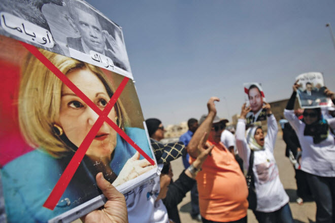 خرجت الجماهير المصرية مطالبة برحيل أن باترسون عن مصر