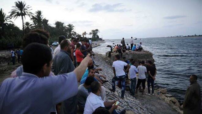 تجمع لأشخاص على ساحل البحر المتوسط في مصر أثناء البحث عن ضحايا