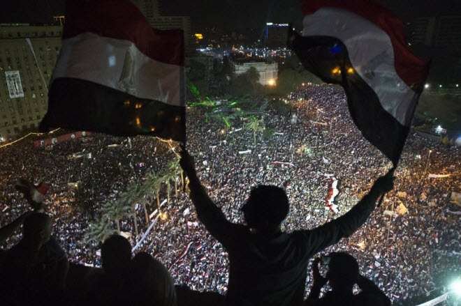 ميدان التحرير غصّ مساء الجمعة بالمتظاهرين المناوئين للاخوان