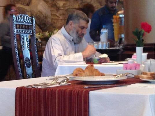 عاصم عبد الماجد الهارب فى ضيافة أحد أمراء قطر يتناول الإفطار في فندق ريتاج الريان بقطر