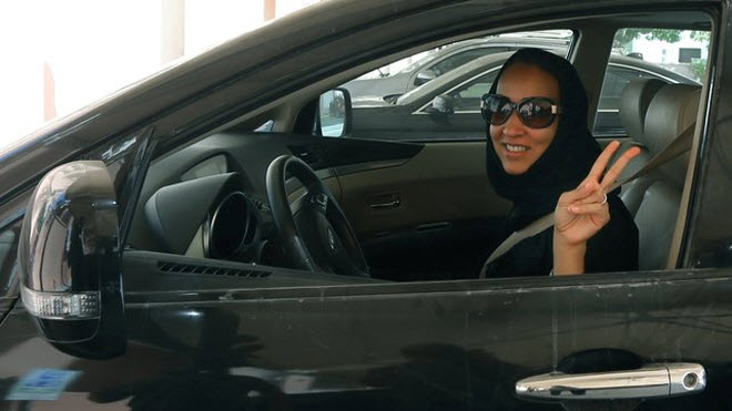 السعودية الناشطة منال الشريف، التي تعيش الآن في دبي تظهر الدعم
