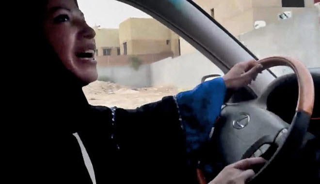 امرأة سعودية تقود سيارة كجزء من حملة لتحدي الحظر على قيادة النساء للسيارات في الرياض