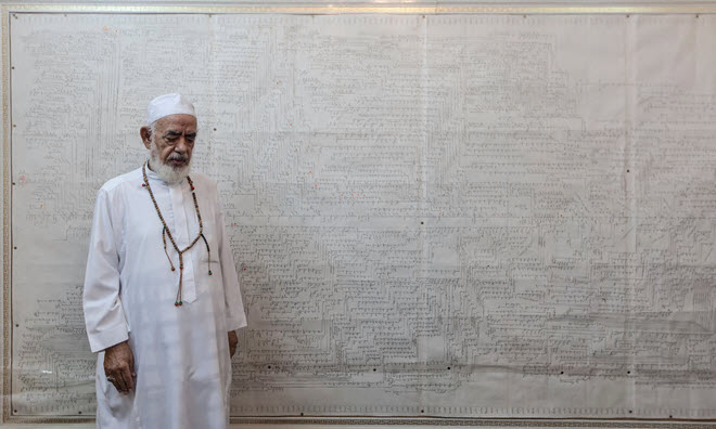 أحد خبراء علم الأنساب في مكة المكرمة. صورة: أحمد ماطر