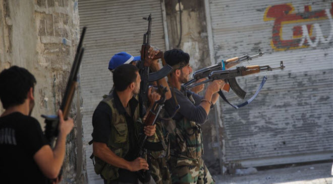 (مقاتلون من "الجيش الحر" خلال اشتباكات مسلحة مع عناصر من الجيش النظامي في درعا (أ ف ب
