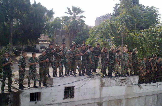 عناصر من قوات قوات الجيش العربي السوري فوق سطح أحد المباني