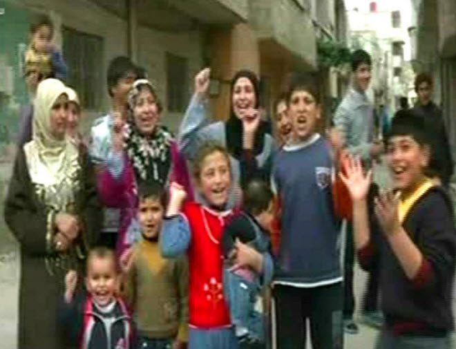 الأهالي يحتفلون بقدوم قوات الجيش العربي السوري