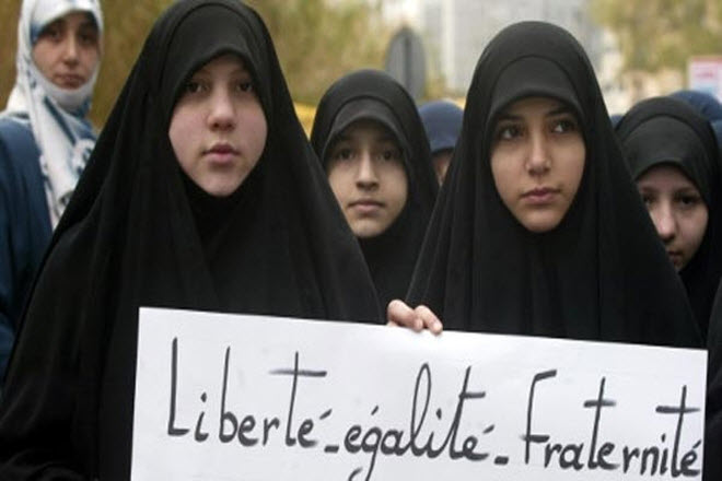 محجبات في فرنسا يعتقدن أن القرار يستهدفهن مطالبات بتحقيق شعار الدولة الفرنسية حرية مساواة أخوة
