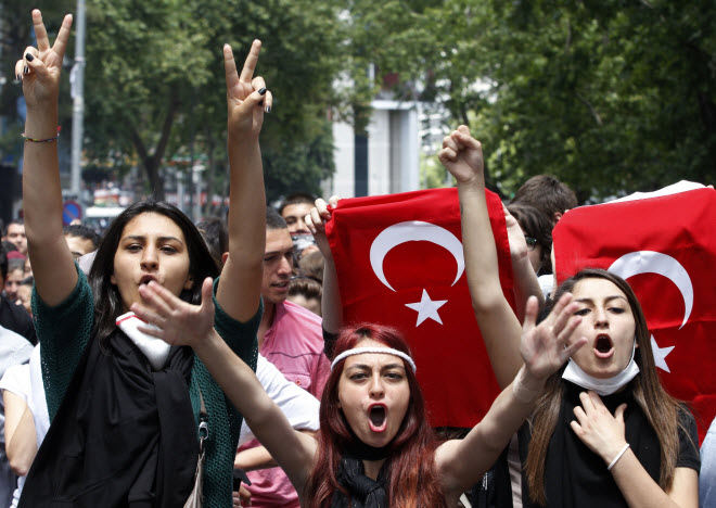 المتظاهرين رددوا هتافات مناهضة للحكومة خلال مظاهرة في أنقرة 3 يونيو 2013