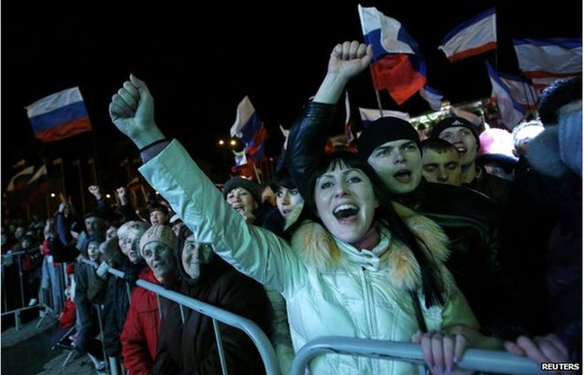 احتفلت الحشود الموالية لموسكو بعد التصويت في العاصمة القرم سيمفيروبول
