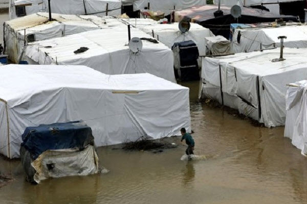 خيام اللاجئين تغرق.. والكثير من بيوت اللبنانيين أيضا