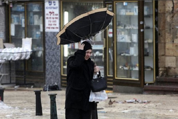 وما جدوى المظلة في هذه الظروف.. سيدة فلسطينية في شوارع القدس