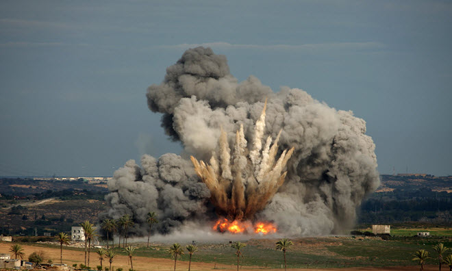 قنبلة تم قذفها باستخدام طائرة حربية إف 16 من الدعم الأمريكي، تنفجر في المدينة الفلسطينية بيت حانون في قطاع غزة، في 3 يناير/كانون ثاني 2009. الصورة لباتريك باز