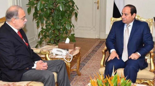 الرئيس المصري عبد الفتاح السيسي ورئيس الوزراء شريف إسماعيل في لقاء سابق
