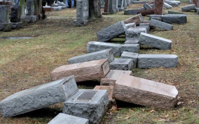 أثار التخريب للمقبرة اليهودية في مدينة سانت لويس الأمريكية