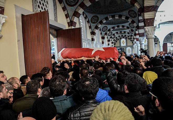أقارب يحملون نعش واحد من ال 39 ضحايا الهجوم النادي الليلي رينا خلال مراسم جنازته في 1 يناير 2017 في إسطنبول
