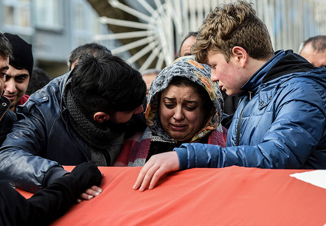 أقارب أحد من ال 39 ضحايا هجوم النادي الليلي رينا يندبون قريبهم خلال مراسم الجنازة يوم 1 يناير 2017 في إسطنبول