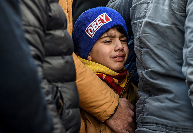 إبن شقيق ايهان عريك، واحدة من ضحايا الهجوم على النادي الليلي رينا يبكي أثناء مراسم جنازته، في 1 يناير 2017 في إسطنبول