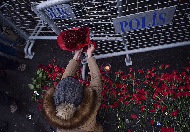 الناس يضعون الزهور أمام الملهى الليلي رينا في 1 يناير 2017 في إسطنبول، بعد أن قتل مسلح 39 شخصا