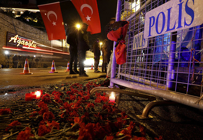 الزهور موضوعة أمام حاجز للشرطة بالقرب من مدخل الملهى الليلي رينا   على مضيق البوسفور، الذي تعرض لهجوم على يد مسلح، في إسطنبول، تركيا، 1 يناير 2017